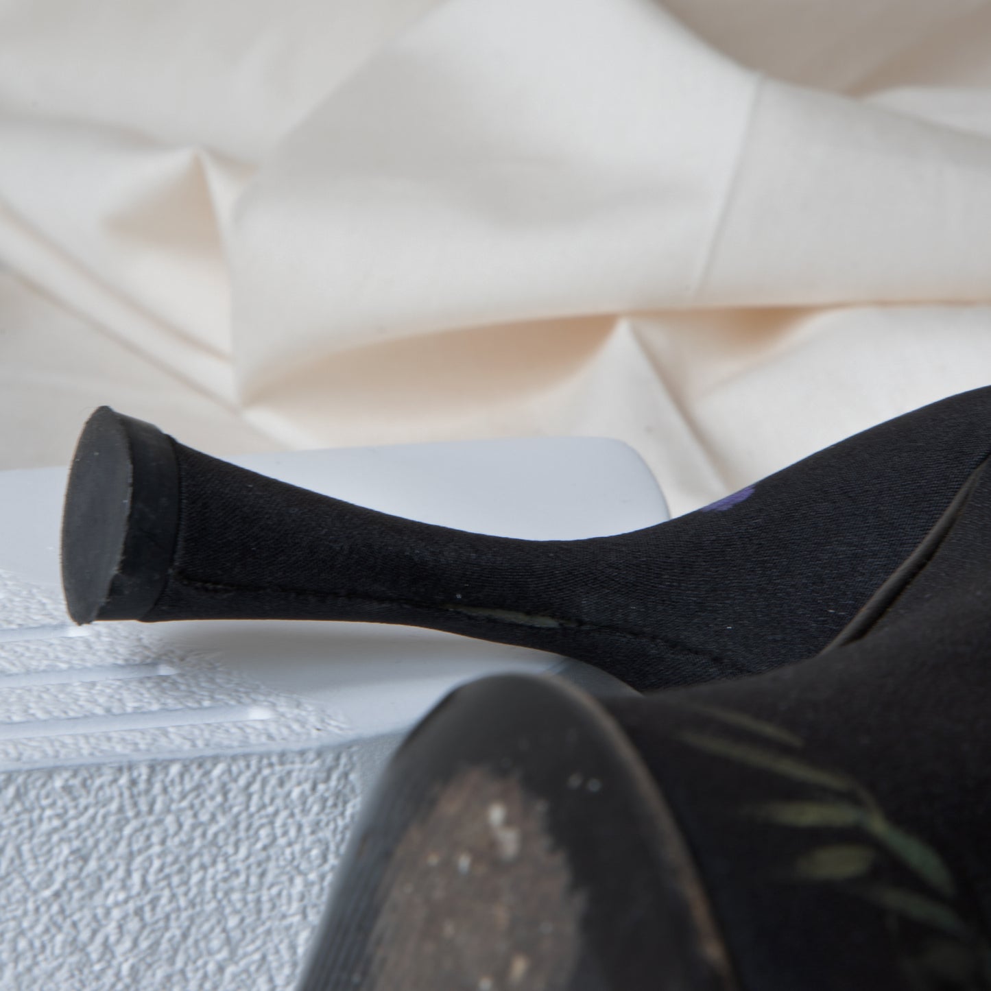 Dolce and Gabbana FW 1998 Hand Painted Floral Heels 175.00 Icarus Vintage